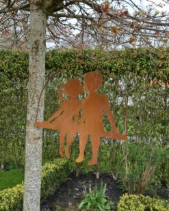 Meisje En Jongen Geven Elkaar Een Kusje, Hangend Ecoroest -Woondecoratie meisje en jongen geven elkaar een kusje hangend ecoroest 2