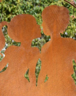 Meisje En Jongen Geven Elkaar Een Kusje, Hangend Ecoroest -Woondecoratie meisje en jongen geven elkaar een kusje hangend ecoroest 3