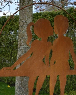 Meisje En Jongen Geven Elkaar Een Kusje, Hangend Ecoroest -Woondecoratie meisje en jongen geven elkaar een kusje hangend ecoroest 4