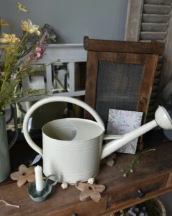 Metalen Gieter In Cream Met Sproeikop 5 Ltr, IB Laursen -Woondecoratie metalen gieter in cream met sproeikop 5 ltr ib laursen 2