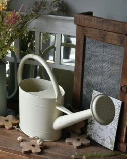 Metalen Gieter In Cream Met Sproeikop 5 Ltr, IB Laursen -Woondecoratie metalen gieter in cream met sproeikop 5 ltr ib laursen 5