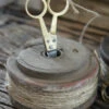 Oud Houten Spoel Met Touw En Schaartje, IB Laursen 1 Oud Houten Spoel Met Touw En Schaartje, IB Laursen -Woondecoratie oud houten spoel met touw en schaartje ib laursen