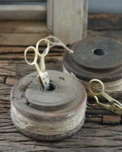 Oud Houten Spoel Met Touw En Schaartje, IB Laursen -Woondecoratie oud houten spoel met touw en schaartje ib laursen 2