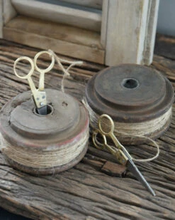 Oud Houten Spoel Met Touw En Schaartje, IB Laursen -Woondecoratie oud houten spoel met touw en schaartje ib laursen 4