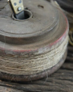 Oud Houten Spoel Met Touw En Schaartje, IB Laursen -Woondecoratie oud houten spoel met touw en schaartje ib laursen 5