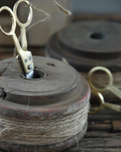 Oud Houten Spoel Met Touw En Schaartje, IB Laursen -Woondecoratie oud houten spoel met touw en schaartje ib laursen 6