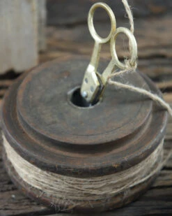 Oud Houten Spoel Met Touw En Schaartje, IB Laursen -Woondecoratie oud houten spoel met touw en schaartje ib laursen 7