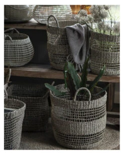 Ronde Mand Met Opgewerkte Structuur Middel Met Handvaten, IB Laursen 13 Ronde Mand Met Opgewerkte Structuur Middel Met Handvaten, IB Laursen -Woondecoratie ronde mand met opgewerkte structuur middel met handvaten ib laursen 4