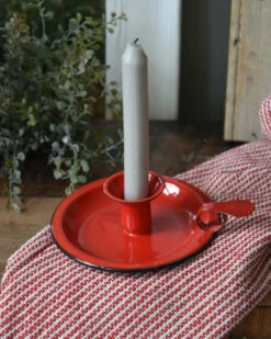 Tijdloze Rode Emaille Kandelaar, IB Laursen -Woondecoratie tijdloze rode emaille kandelaar 3