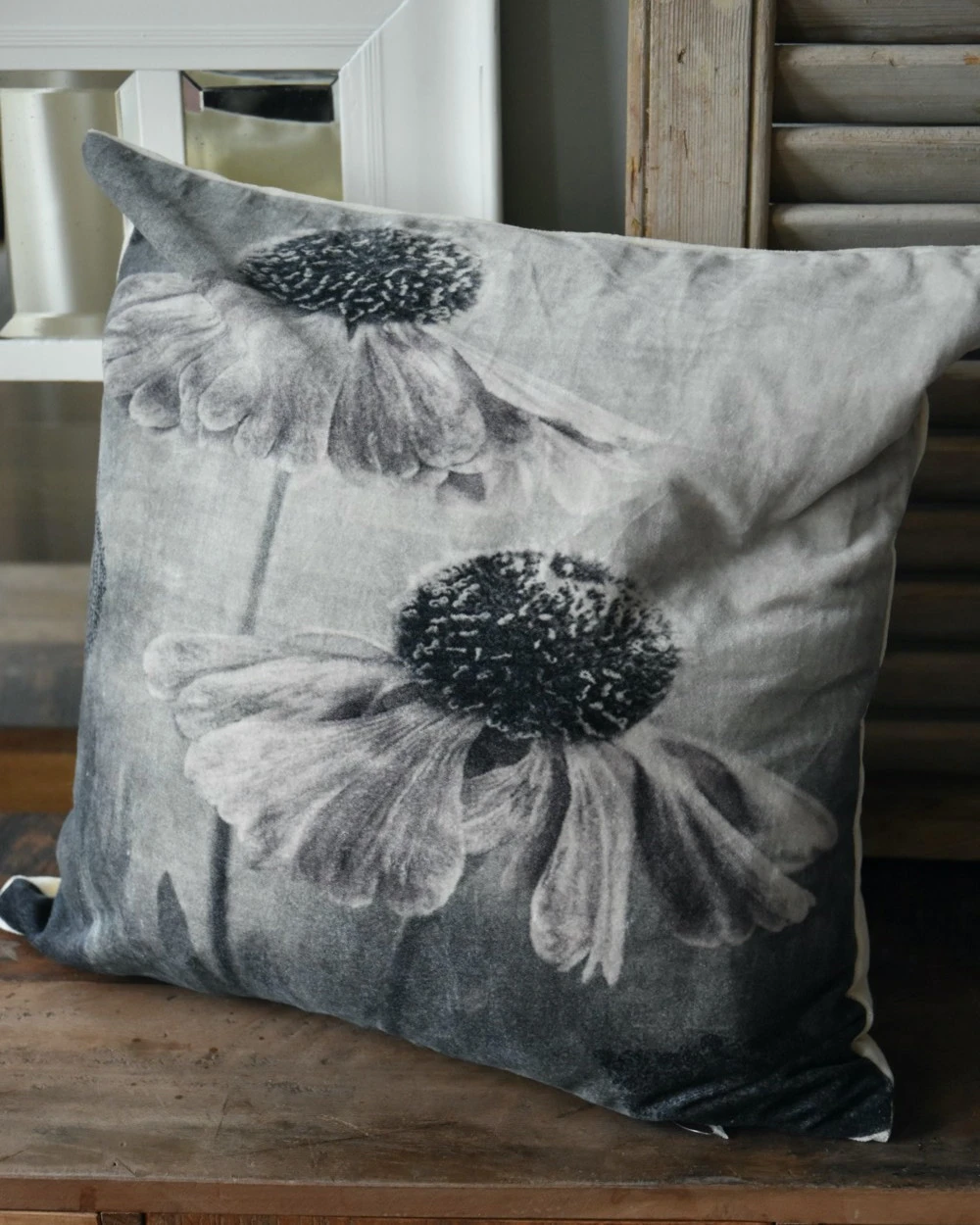 Velours Kussen Met Bloemen In Grijs Tinten En Een Vleugje Rosé 3 Velours Kussen Met Bloemen In Grijs Tinten En Een Vleugje Rosé