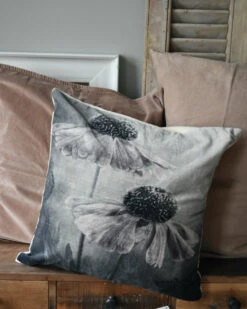 Velours Kussen Met Bloemen In Grijs Tinten En Een Vleugje Rosé 10 Velours Kussen Met Bloemen In Grijs Tinten En Een Vleugje Rosé -Woondecoratie velours kussen met bloemen in grijs tinten en een vleugje rose 1 2