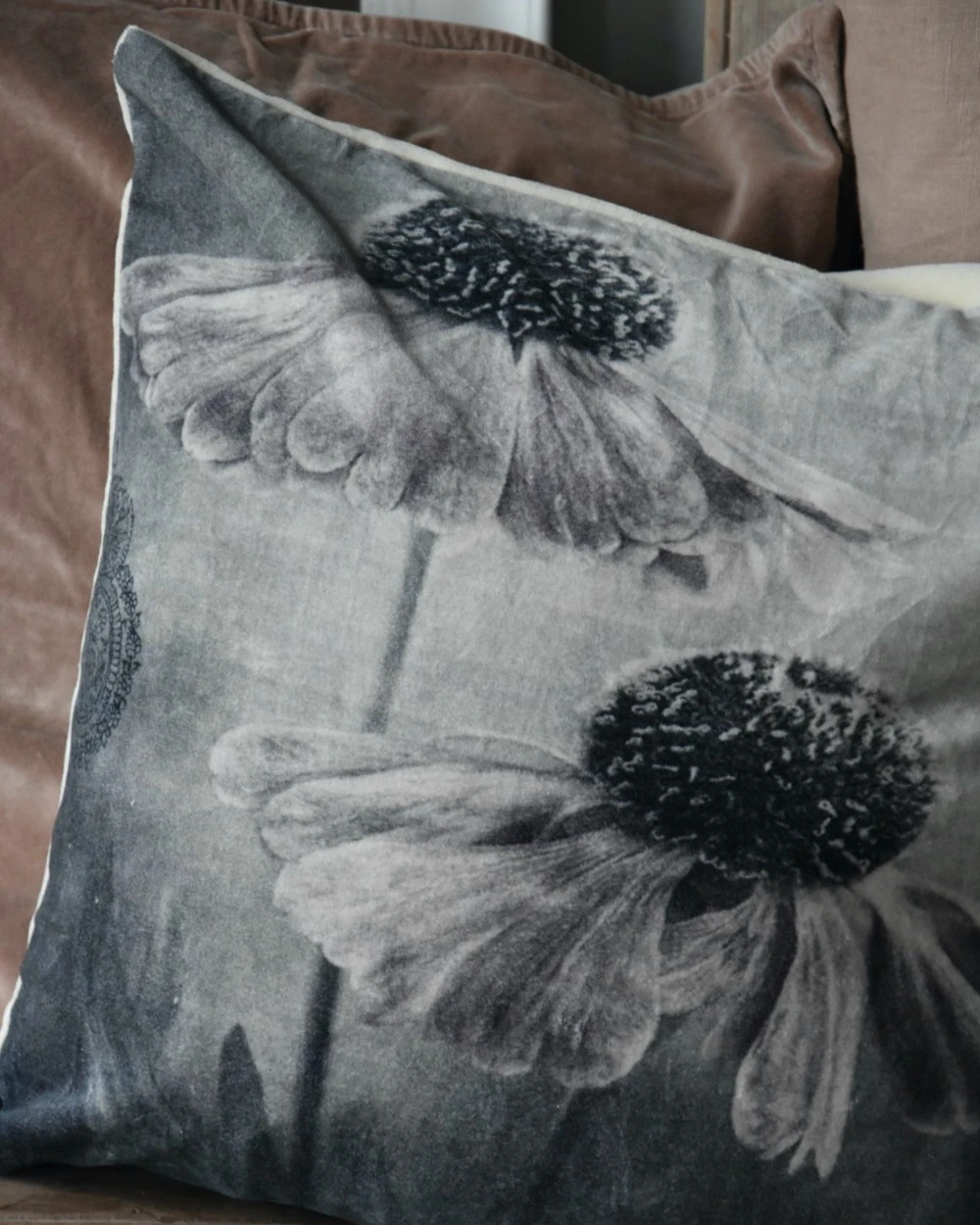Velours Kussen Met Bloemen In Grijs Tinten En Een Vleugje Rosé 6 Velours Kussen Met Bloemen In Grijs Tinten En Een Vleugje Rosé - Afbeelding 4