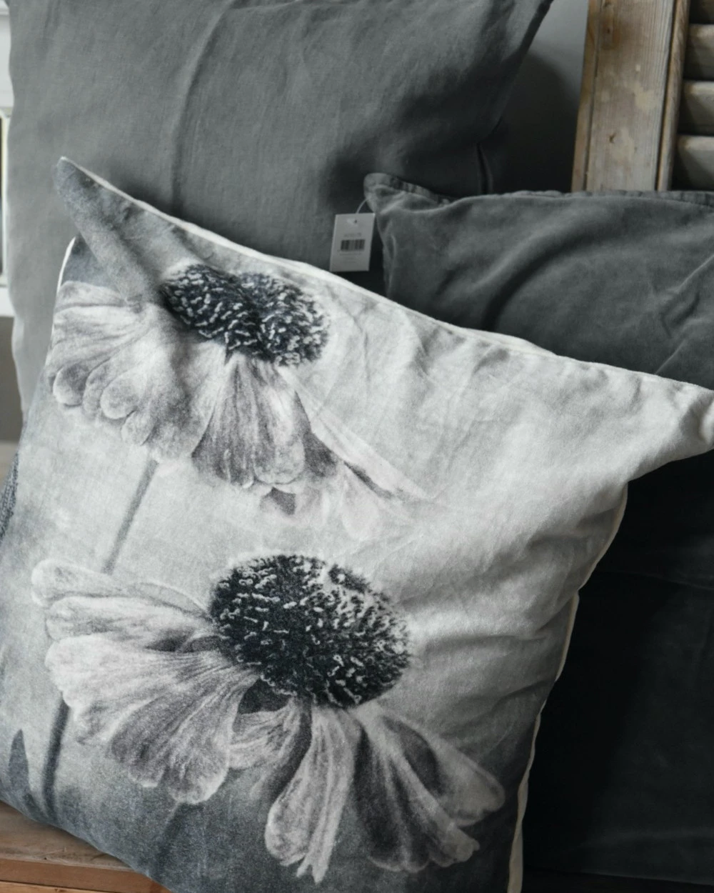 Velours Kussen Met Bloemen In Grijs Tinten En Een Vleugje Rosé 7 Velours Kussen Met Bloemen In Grijs Tinten En Een Vleugje Rosé - Afbeelding 5