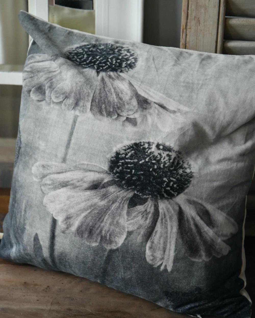 Velours Kussen Met Bloemen In Grijs Tinten En Een Vleugje Rosé 8 Velours Kussen Met Bloemen In Grijs Tinten En Een Vleugje Rosé - Afbeelding 6