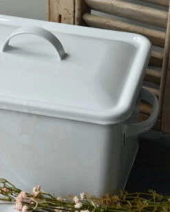 Woondecoratie -Woondecoratie wit emaille brood trommel met oren en deksel ib laursen 1