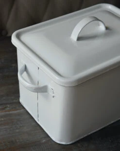 Wit Emaille Brood Trommel Met Oren En Deksel, IB Laursen 12 Wit Emaille Brood Trommel Met Oren En Deksel, IB Laursen -Woondecoratie wit emaille brood trommel met oren en deksel ib laursen 4