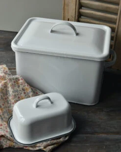 Wit Emaille Brood Trommel Met Oren En Deksel, IB Laursen 13 Wit Emaille Brood Trommel Met Oren En Deksel, IB Laursen -Woondecoratie wit emaille brood trommel met oren en deksel ib laursen 5