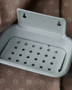 Wit Emaille Zeep Schaaltje Met Uitdruip Inleg, IB Laursen -Woondecoratie wit emaille zeep schaaltje met uitdruip inleg ib laursen 2