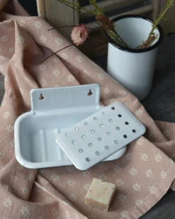 Wit Emaille Zeep Schaaltje Met Uitdruip Inleg, IB Laursen -Woondecoratie wit emaille zeep schaaltje met uitdruip inleg ib laursen 3