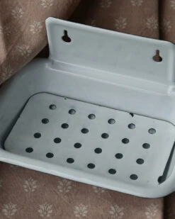 Wit Emaille Zeep Schaaltje Met Uitdruip Inleg, IB Laursen -Woondecoratie wit emaille zeep schaaltje met uitdruip inleg ib laursen 4