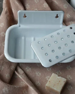 Wit Emaille Zeep Schaaltje Met Uitdruip Inleg, IB Laursen -Woondecoratie wit emaille zeep schaaltje met uitdruip inleg ib laursen 5