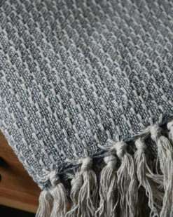 Woonkleed Sprei In Gebroken Wit Met Zacht Blauw/grijs, IB Laursen -Woondecoratie woonkleed sprei in gebroken wit met zacht blauwgrijs ib laursen 4