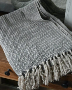 Woonkleed Sprei In Gebroken Wit Met Zacht Blauw/grijs, IB Laursen -Woondecoratie woonkleed sprei in gebroken wit met zacht blauwgrijs ib laursen 5