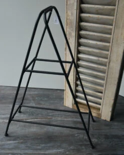 Woondecoratie -Woondecoratie zwart metalen etagere standaard ib laursen 1