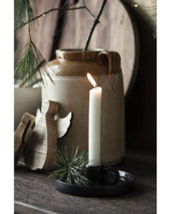 Zwarte Aardewerk Kandelaar Met Oor, IB Laursen 12 Zwarte Aardewerk Kandelaar Met Oor, IB Laursen -Woondecoratie zwarte aardewerk kandelaar met oor ib laursen 2