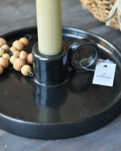 Zwarte Aardewerk Kandelaar Met Oor, IB Laursen 13 Zwarte Aardewerk Kandelaar Met Oor, IB Laursen -Woondecoratie zwarte aardewerk kandelaar met oor ib laursen 3