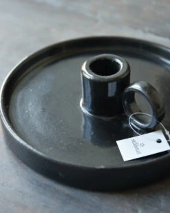 Zwarte Aardewerk Kandelaar Met Oor, IB Laursen 14 Zwarte Aardewerk Kandelaar Met Oor, IB Laursen -Woondecoratie zwarte aardewerk kandelaar met oor ib laursen 4