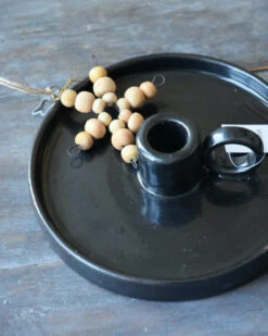 Zwarte Aardewerk Kandelaar Met Oor, IB Laursen 17 Zwarte Aardewerk Kandelaar Met Oor, IB Laursen -Woondecoratie zwarte aardewerk kandelaar met oor ib laursen 7