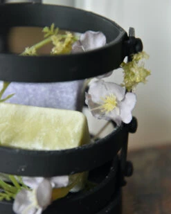 Zwarte Metalen Houder Met Amber Blokjes Lavendel En Jasmijn -Woondecoratie zwarte metalen houder met amber blokjes lavendel en jasmijn 2