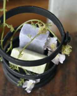 Zwarte Metalen Houder Met Amber Blokjes Lavendel En Jasmijn -Woondecoratie zwarte metalen houder met amber blokjes lavendel en jasmijn 3