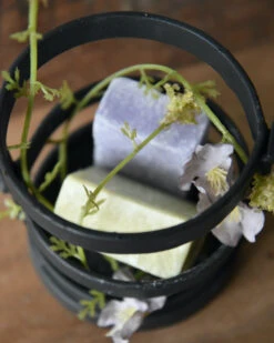 Zwarte Metalen Houder Met Amber Blokjes Lavendel En Jasmijn -Woondecoratie zwarte metalen houder met amber blokjes lavendel en jasmijn 5